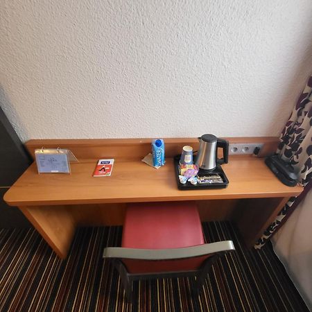 กีเรียต ชองต์ เควนติน เอง เวลิเนส - มงทินี่ Hotel Montigny-le-Bretonneux ภายนอก รูปภาพ