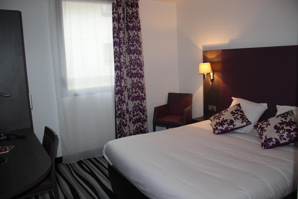 กีเรียต ชองต์ เควนติน เอง เวลิเนส - มงทินี่ Hotel Montigny-le-Bretonneux ภายนอก รูปภาพ
