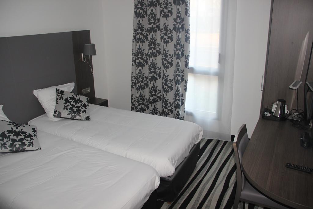 กีเรียต ชองต์ เควนติน เอง เวลิเนส - มงทินี่ Hotel Montigny-le-Bretonneux ภายนอก รูปภาพ