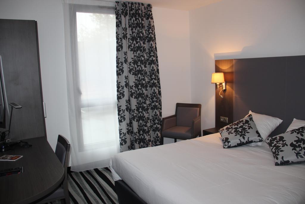 กีเรียต ชองต์ เควนติน เอง เวลิเนส - มงทินี่ Hotel Montigny-le-Bretonneux ภายนอก รูปภาพ