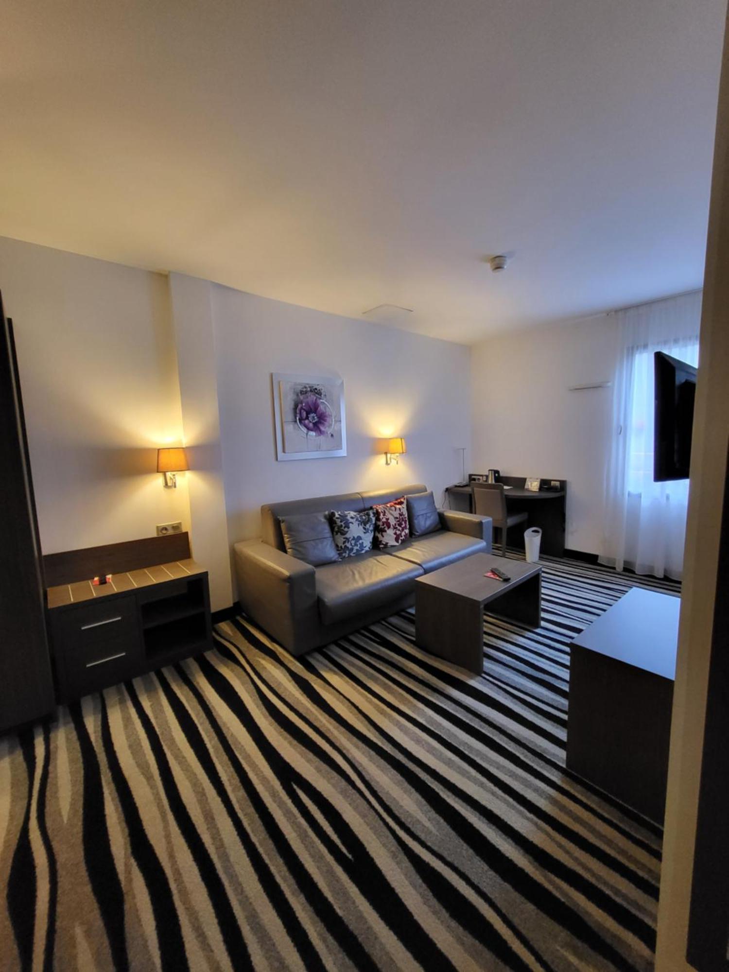กีเรียต ชองต์ เควนติน เอง เวลิเนส - มงทินี่ Hotel Montigny-le-Bretonneux ภายนอก รูปภาพ