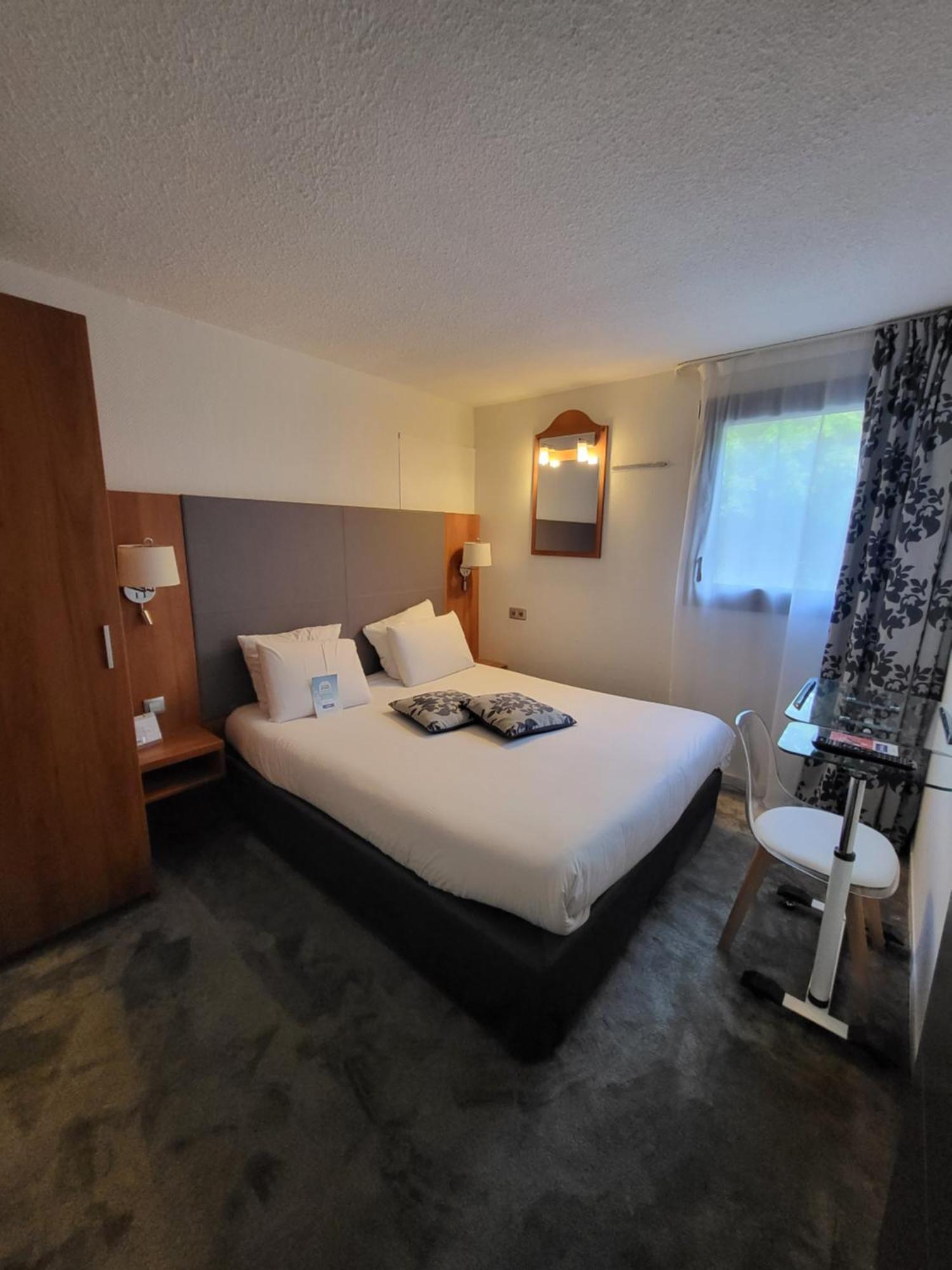 กีเรียต ชองต์ เควนติน เอง เวลิเนส - มงทินี่ Hotel Montigny-le-Bretonneux ภายนอก รูปภาพ