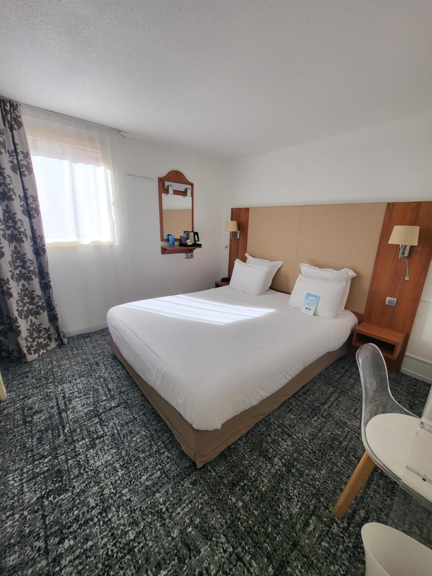 กีเรียต ชองต์ เควนติน เอง เวลิเนส - มงทินี่ Hotel Montigny-le-Bretonneux ภายนอก รูปภาพ