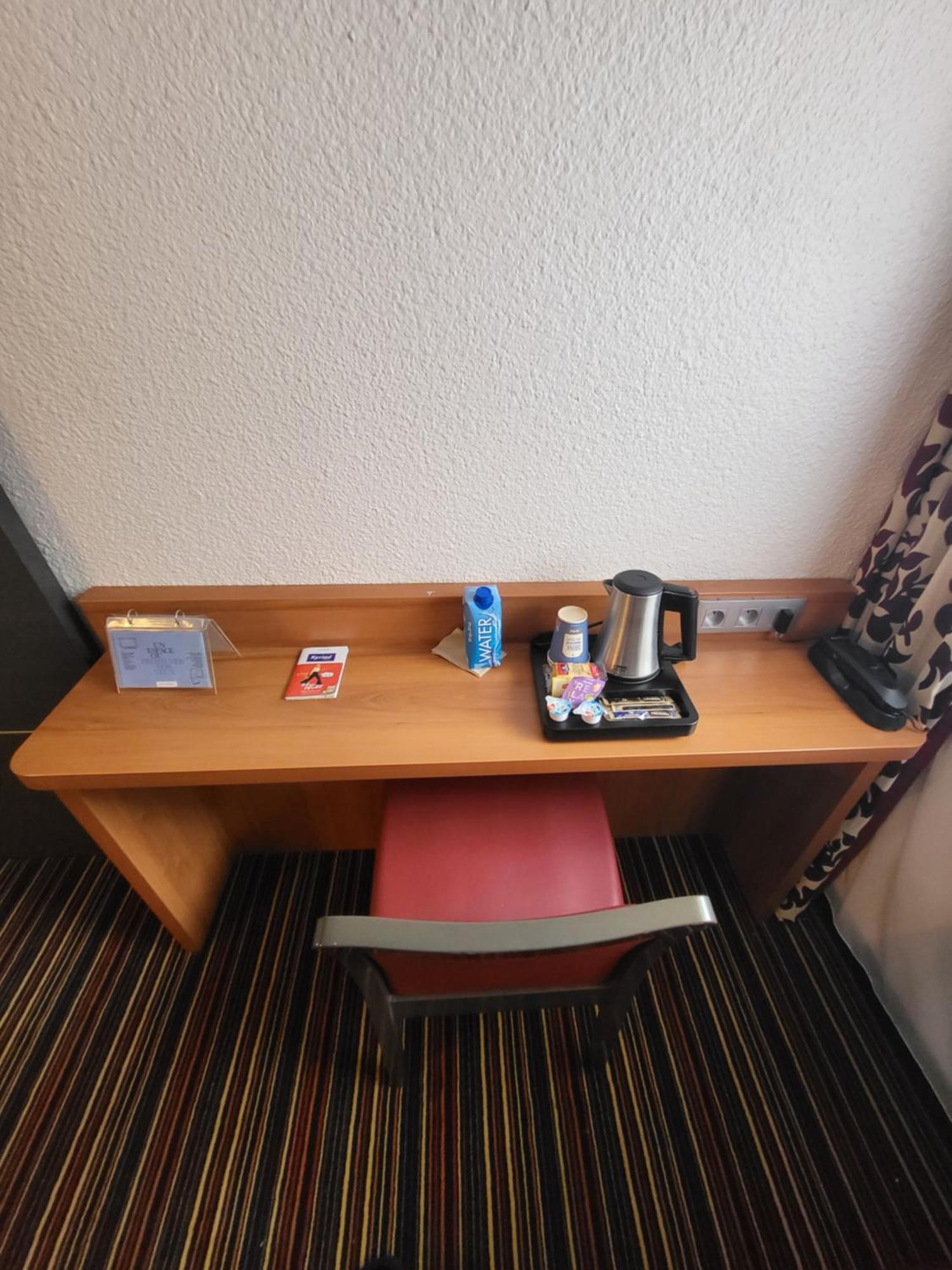 กีเรียต ชองต์ เควนติน เอง เวลิเนส - มงทินี่ Hotel Montigny-le-Bretonneux ภายนอก รูปภาพ