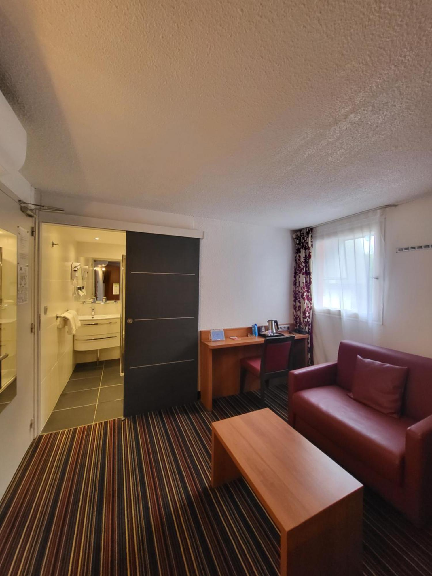 กีเรียต ชองต์ เควนติน เอง เวลิเนส - มงทินี่ Hotel Montigny-le-Bretonneux ภายนอก รูปภาพ