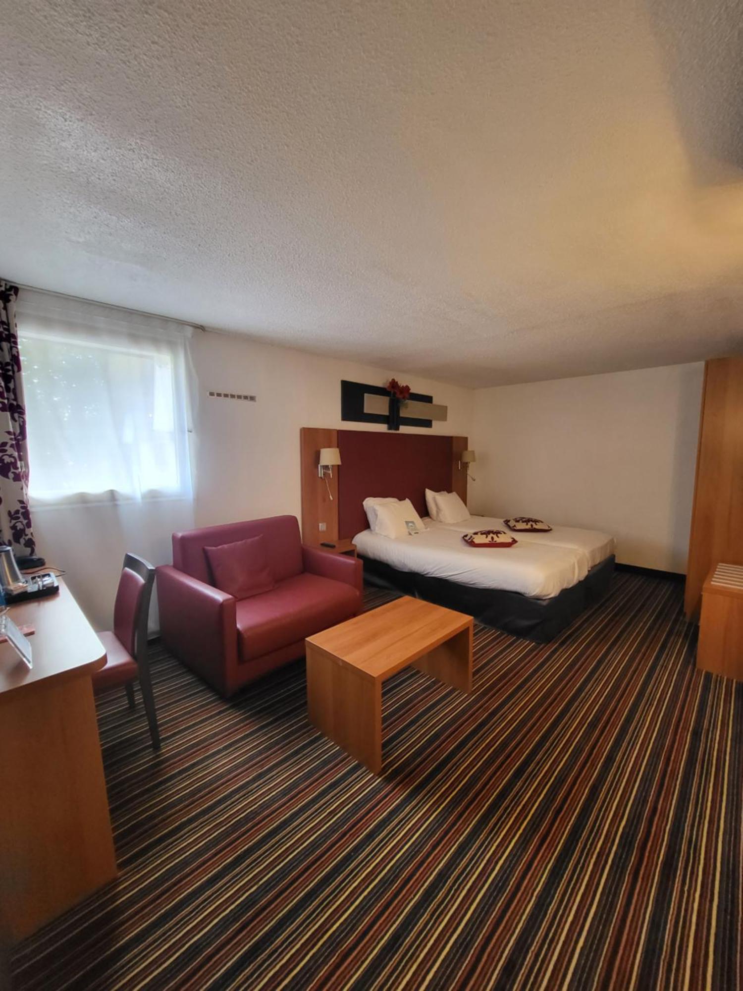 กีเรียต ชองต์ เควนติน เอง เวลิเนส - มงทินี่ Hotel Montigny-le-Bretonneux ภายนอก รูปภาพ