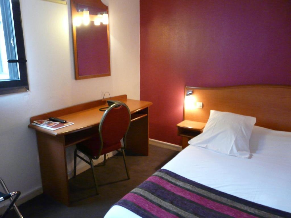 กีเรียต ชองต์ เควนติน เอง เวลิเนส - มงทินี่ Hotel Montigny-le-Bretonneux ห้อง รูปภาพ