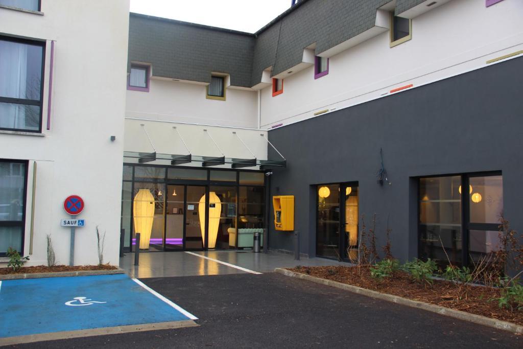 กีเรียต ชองต์ เควนติน เอง เวลิเนส - มงทินี่ Hotel Montigny-le-Bretonneux ภายนอก รูปภาพ