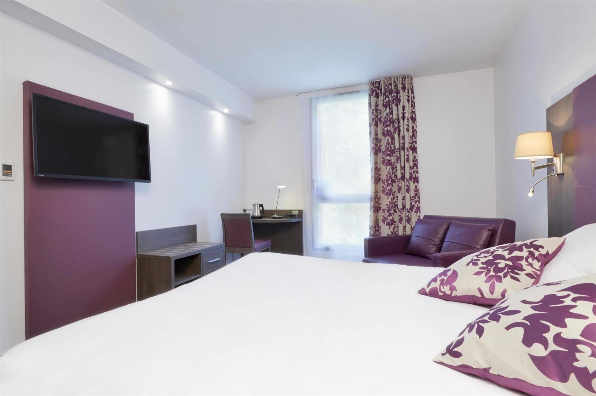 กีเรียต ชองต์ เควนติน เอง เวลิเนส - มงทินี่ Hotel Montigny-le-Bretonneux ภายนอก รูปภาพ