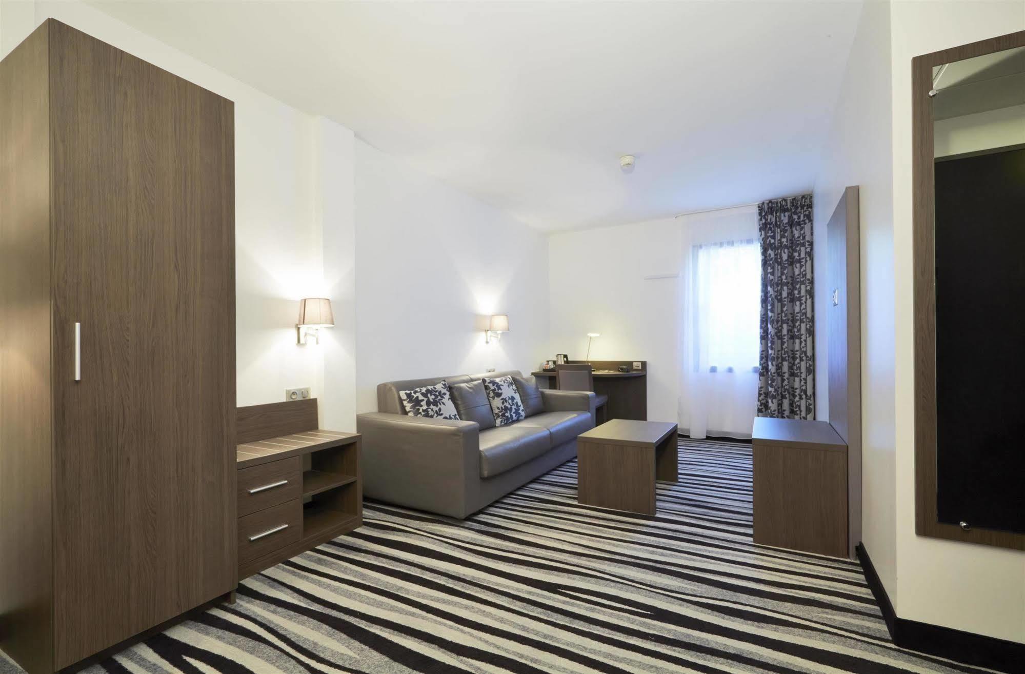กีเรียต ชองต์ เควนติน เอง เวลิเนส - มงทินี่ Hotel Montigny-le-Bretonneux ภายนอก รูปภาพ