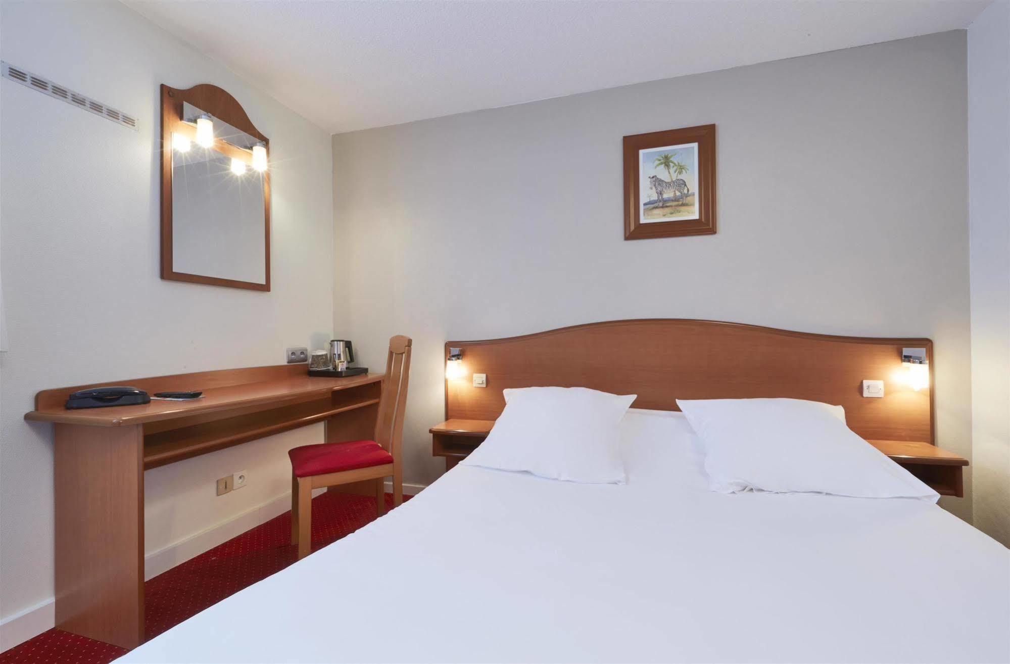 กีเรียต ชองต์ เควนติน เอง เวลิเนส - มงทินี่ Hotel Montigny-le-Bretonneux ภายนอก รูปภาพ