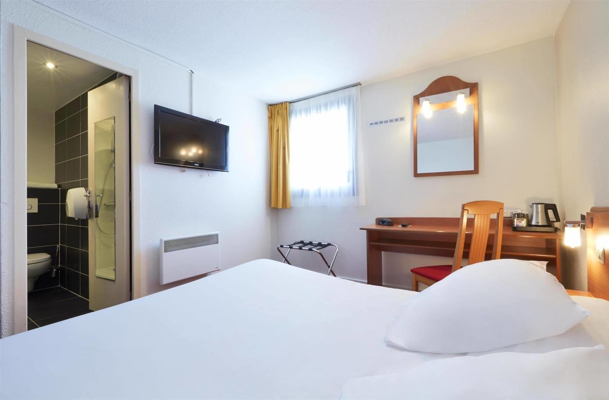 กีเรียต ชองต์ เควนติน เอง เวลิเนส - มงทินี่ Hotel Montigny-le-Bretonneux ภายนอก รูปภาพ