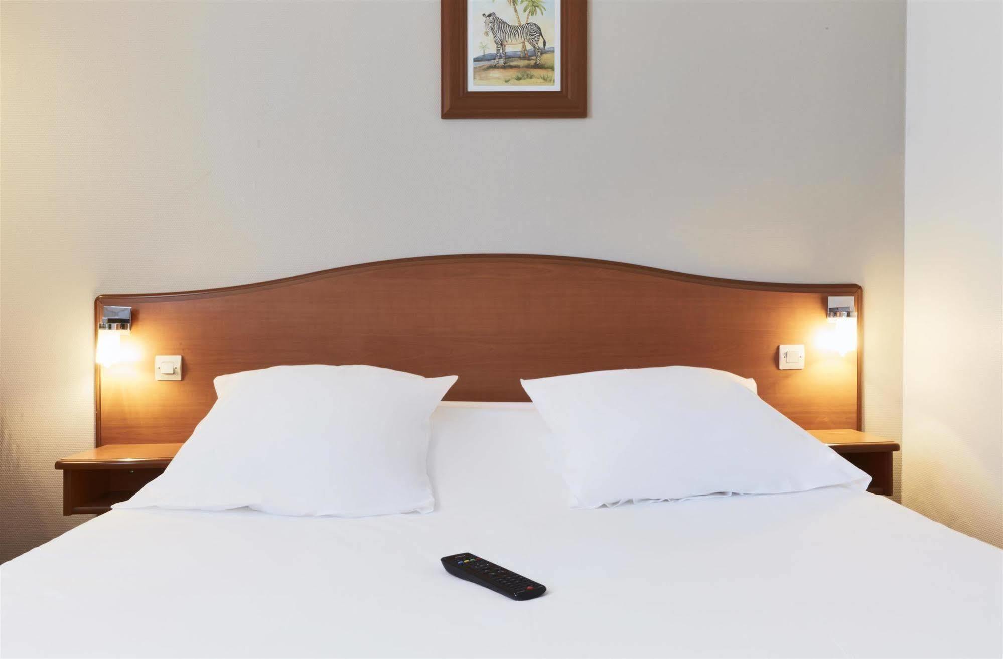 กีเรียต ชองต์ เควนติน เอง เวลิเนส - มงทินี่ Hotel Montigny-le-Bretonneux ภายนอก รูปภาพ