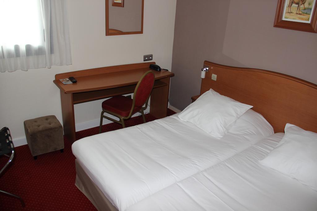 กีเรียต ชองต์ เควนติน เอง เวลิเนส - มงทินี่ Hotel Montigny-le-Bretonneux ห้อง รูปภาพ