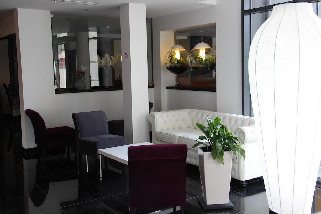 กีเรียต ชองต์ เควนติน เอง เวลิเนส - มงทินี่ Hotel Montigny-le-Bretonneux ภายนอก รูปภาพ